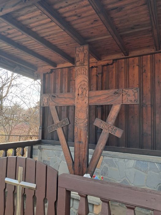 Troite sculptate in lemn