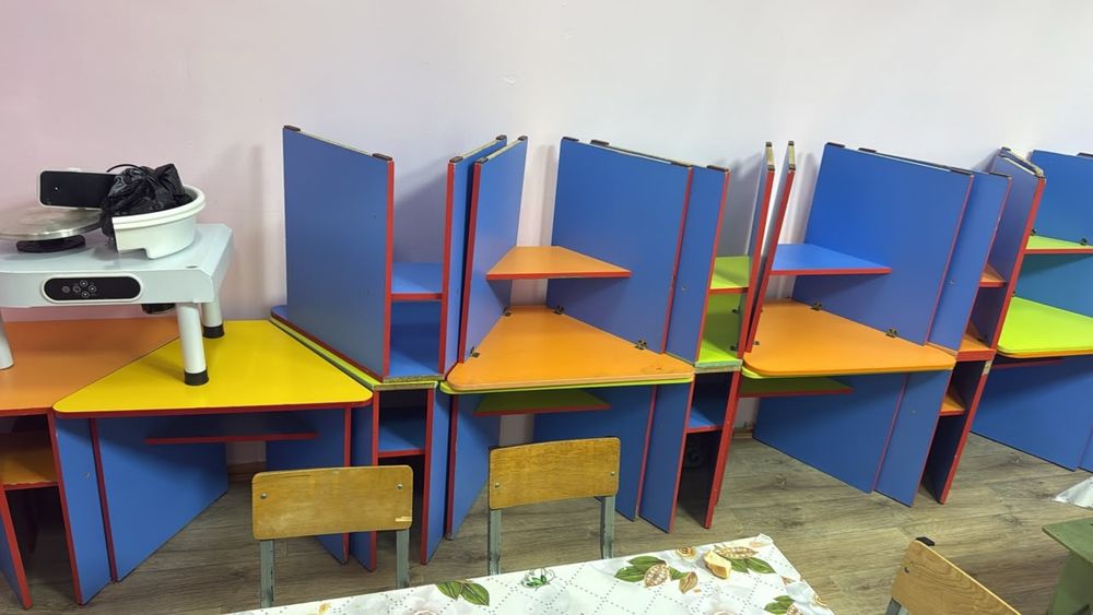 Продам столы детские.
