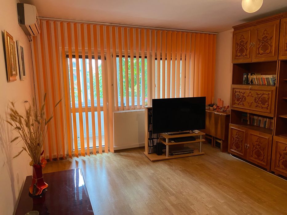 Închiriez apartament dotat cu 4 camere, modern.