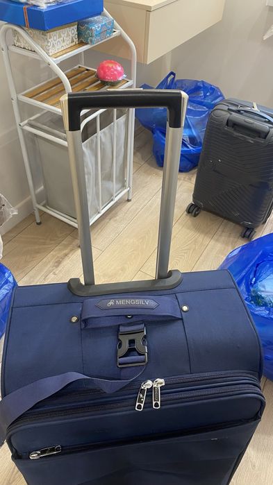 Продам большой чемодан