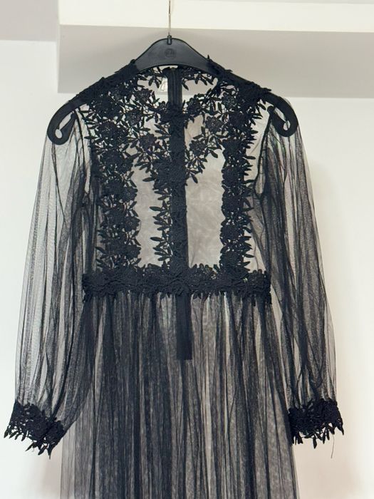 Много красива рокля от дантела и тюл