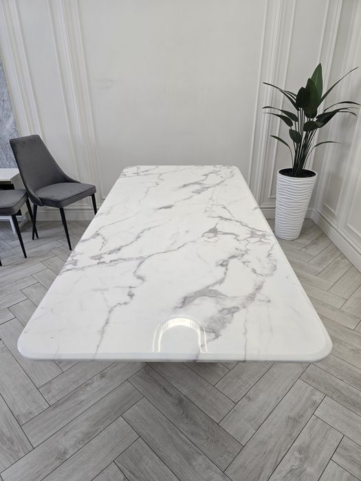 Белый мраморный стол
