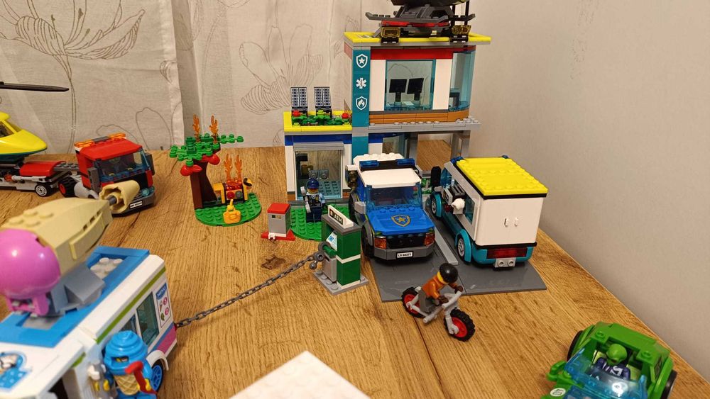 Colecție Lego City cu 6 seturi complete peste 1700 de piese