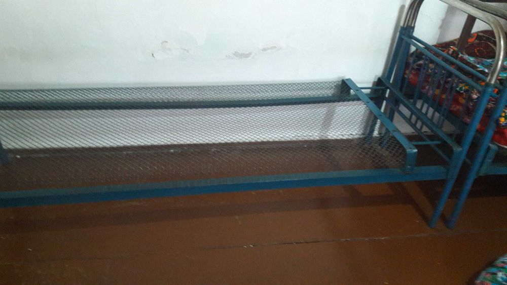 1 кровать детская и большой для взрослых с матрацом 2 шт из железа