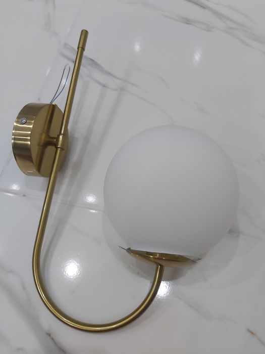 Продается матовая белая бра