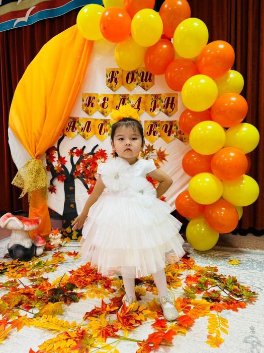 Костюмы и платья на говый год для девочек.