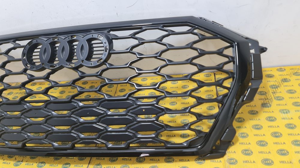 Grila masca radiator bara fata Audi Q3 F3 83F853651c S line black