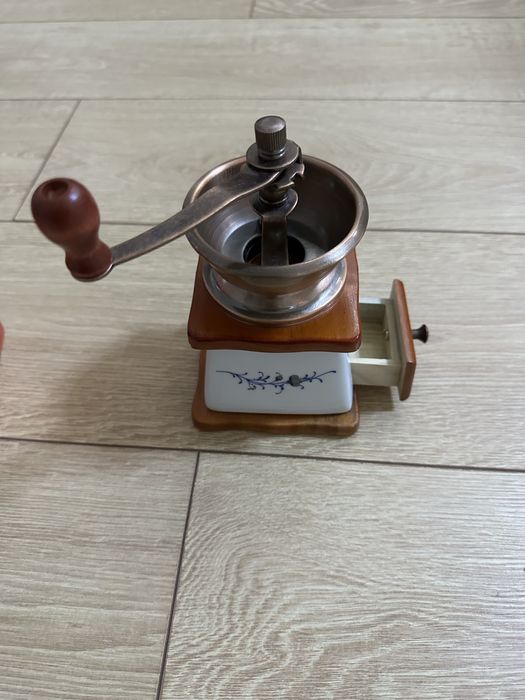 Механическая кофемолка