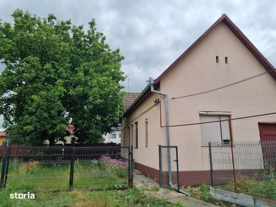 Teren generos 1411 mp cu casa veche si utilitati, zona centrala