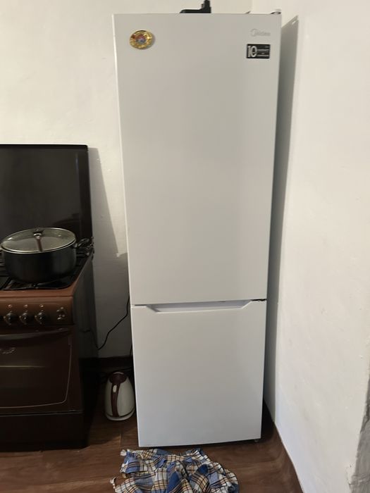 Продается современный двухкамерный холодильник Midea.