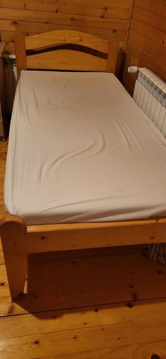 Vând pat lemn masiv +comodă