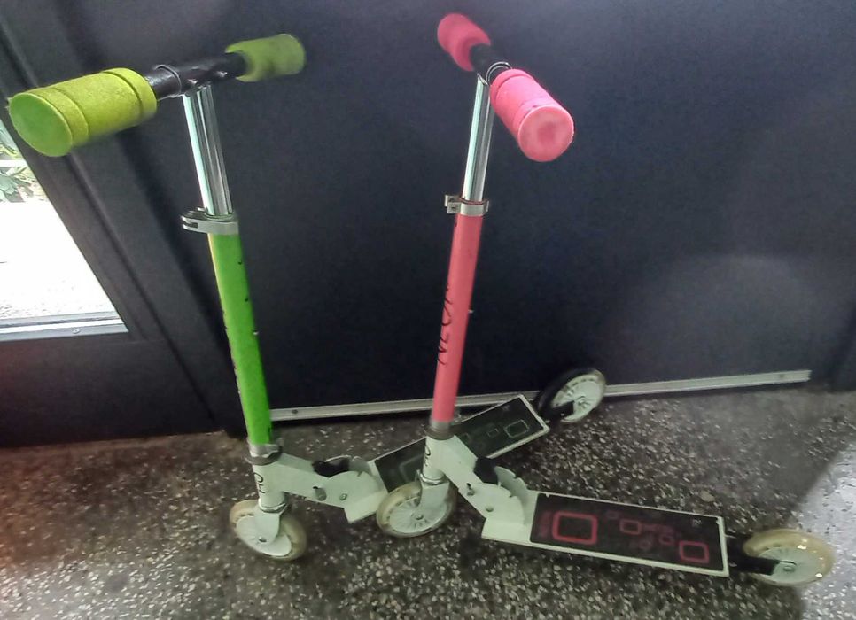 Детска тротинетка със светещи колела Moni Neon