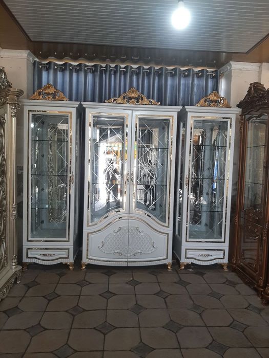 Xaytek uslubida ishlangan mehmonhona uchun