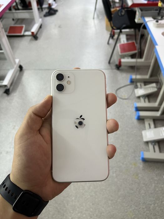 Продам айфон 11 в идеальном состояние 128