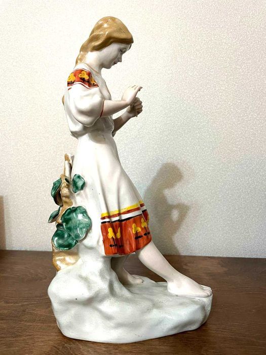 Фарфоровая статуэтка девушка с косой в народном костюме