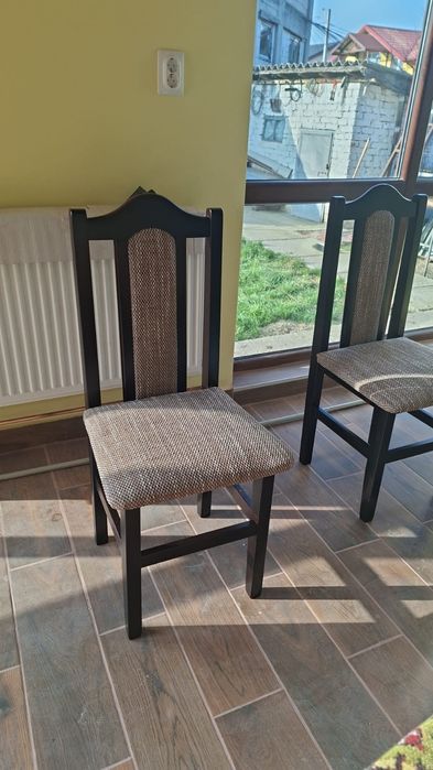 Scaune tapițate noi.