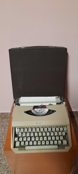 Vând mașină de scris Mercedes impecabilă
