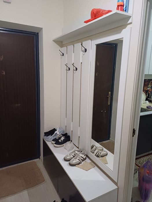 Кухынный гарнитур, прихожка, стол