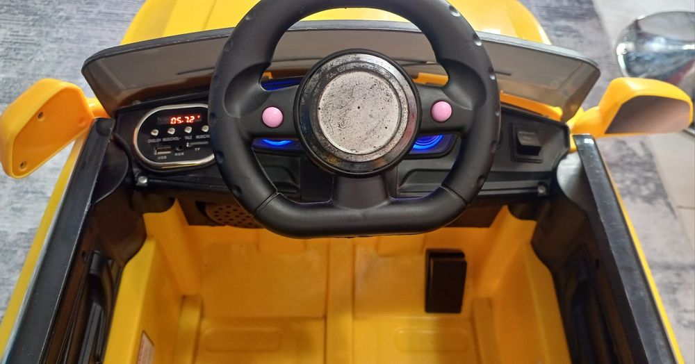 Masinuta electrica cu sunete si lumini