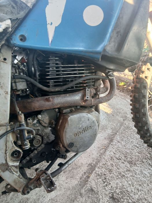 Vând Aprilia Tuareg 600cc stare bună de funcționare  ,cauciucuri bune 8o% pornire ușoară la rece și la cald se poate proba  ,preț 3500 lei puțin neg