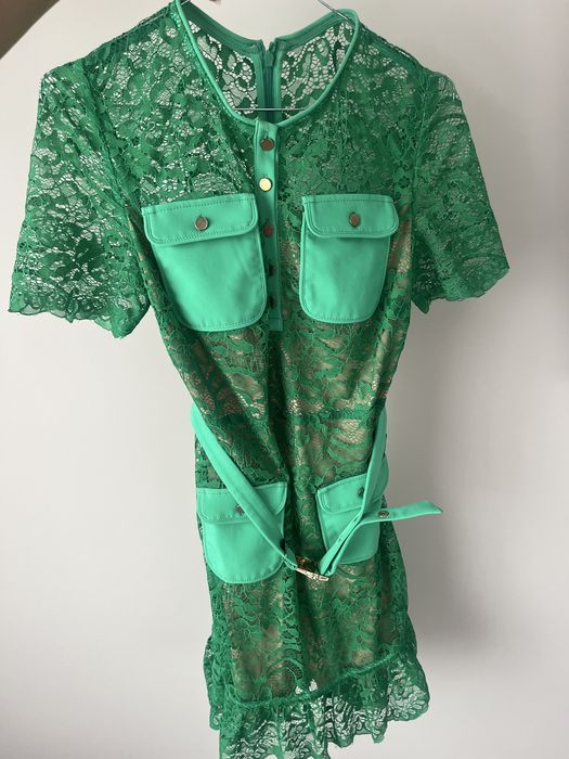 Елегантна дантелена рокля с колан