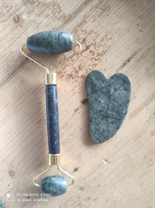 Комплект за масаж на лице – зелен кварцов ролер и гуа ша камък