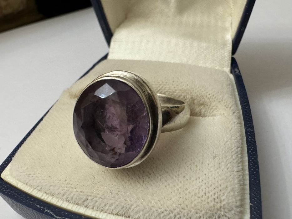 Inel din argint masiv cu ametist natural, mare.