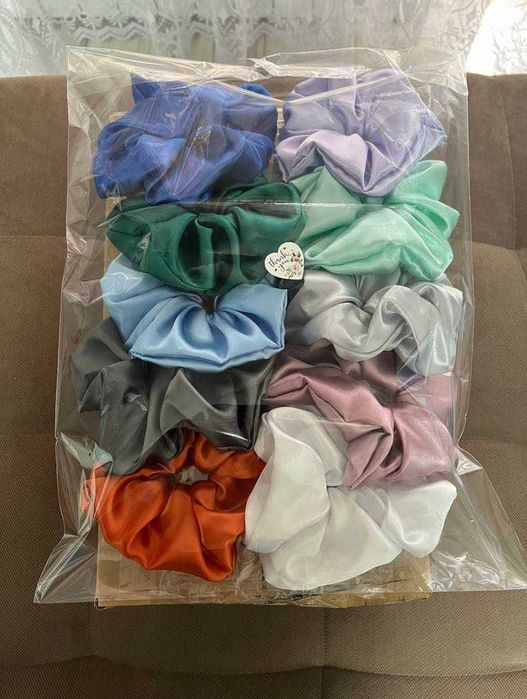 Ръчно изработени скрънчита от сатенени платове