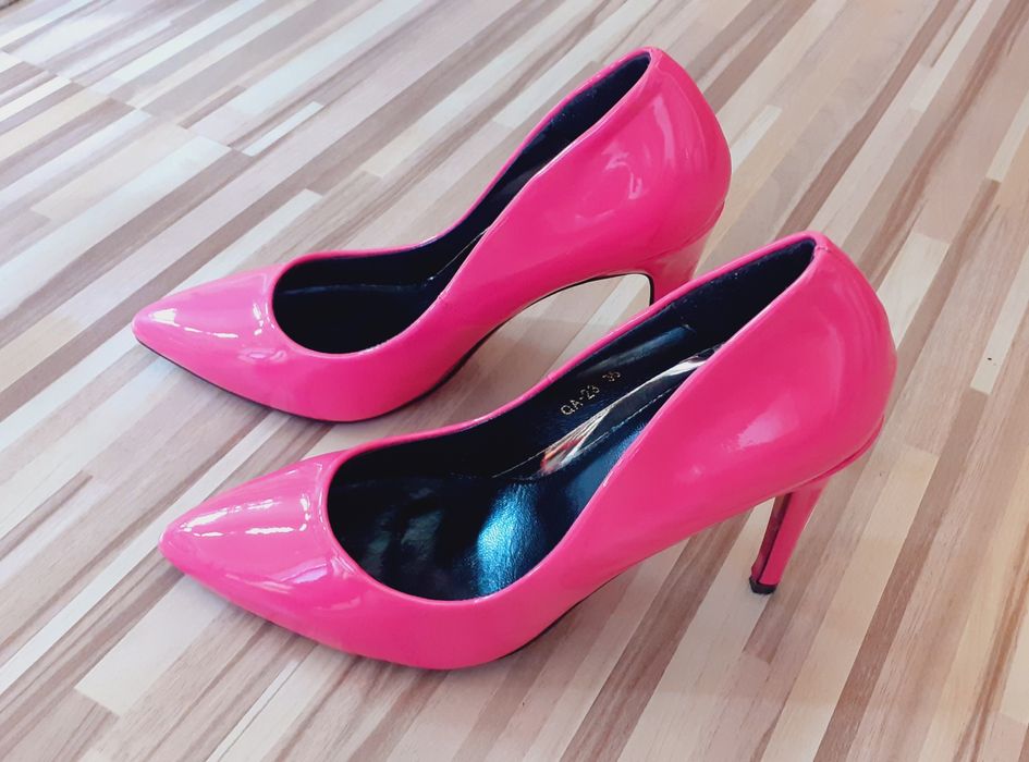 Продавам - Дамски лачени елегантни обувки - 35 номер