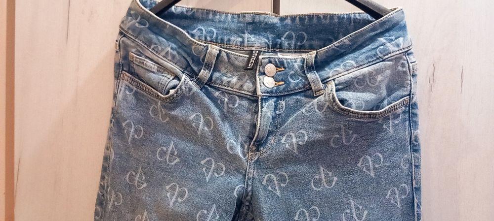 Дамски дънки на Н & M с широк крачол.