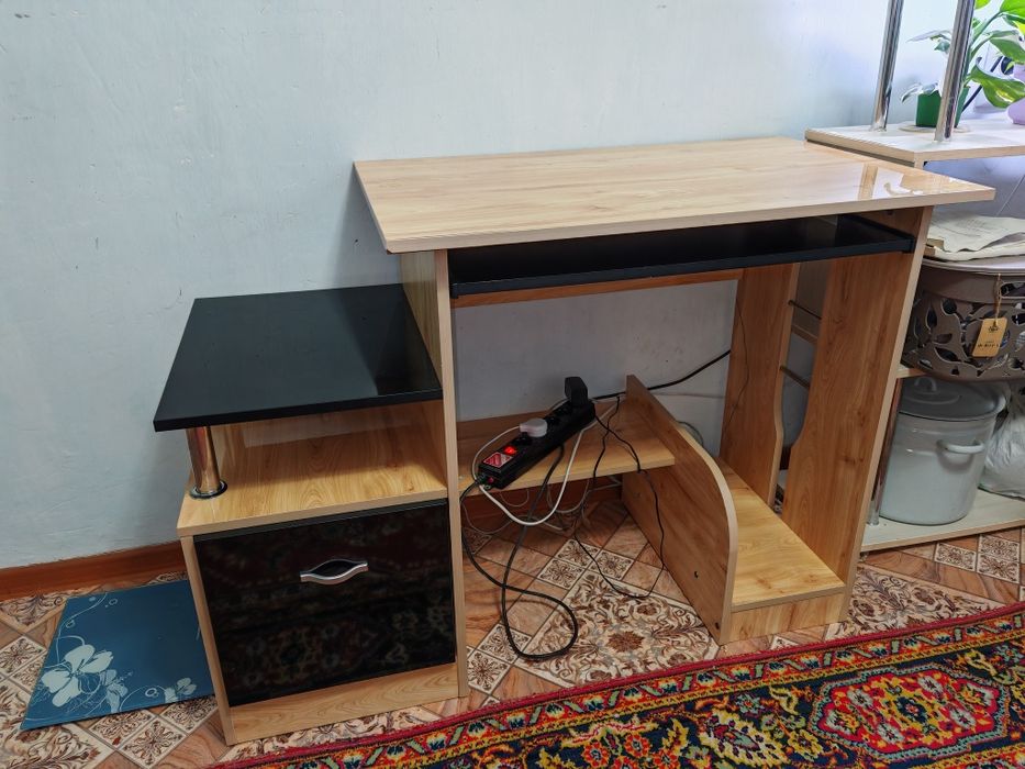 Продам компьютерный столик 10000 размер 103*52 см