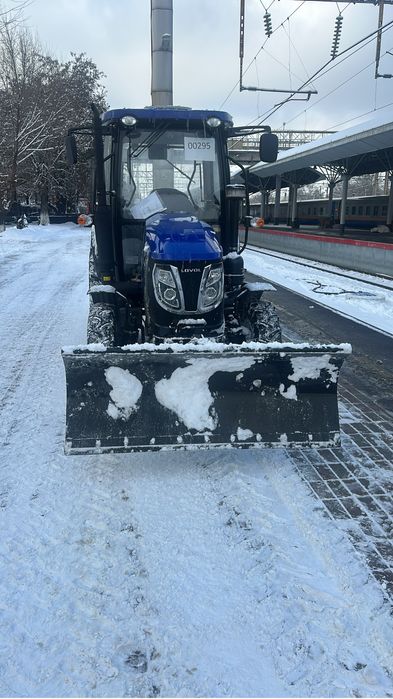 Трактор уборка снега щеткой