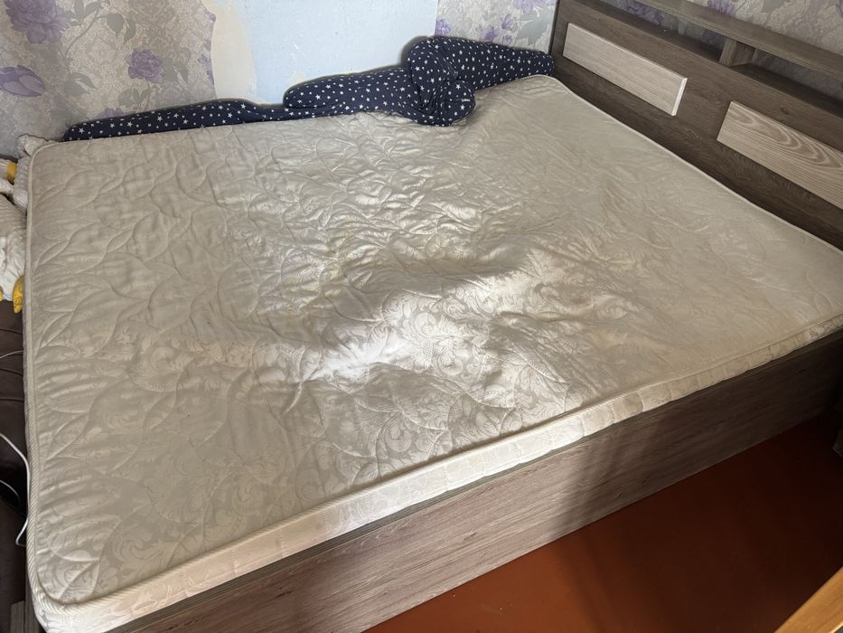 Продам двухспальную кровать с матрасом