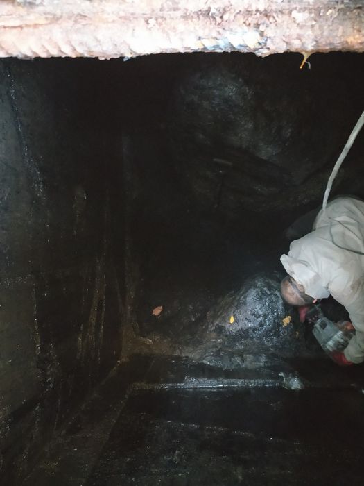 Чистка в ручную септиков.