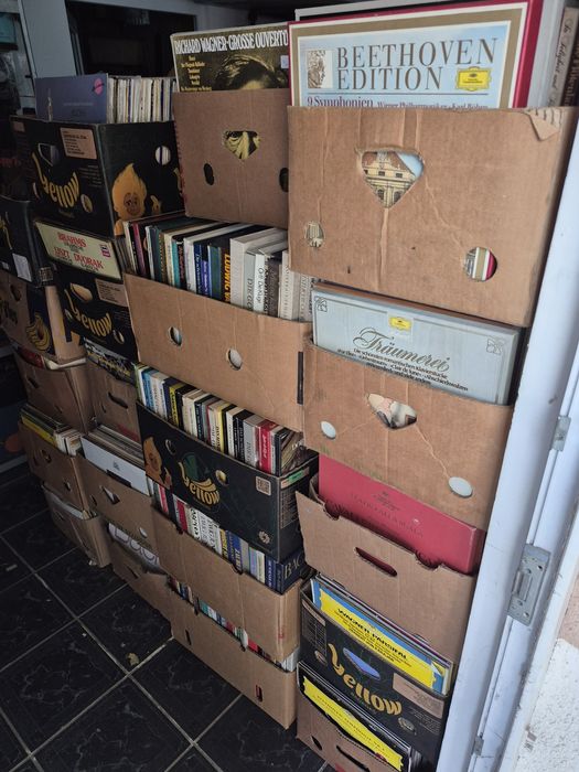 Lot Discuri Vinil colectie 200 in stare buna cu muzica clasică 

- Tot