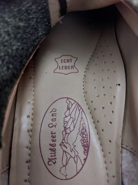 vand  pantofi  de piele si alții sclipiciosi  -noi