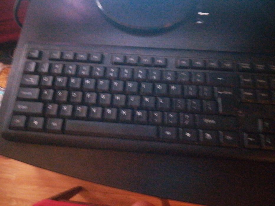 Vând acest calculator cu tot ce e în poza