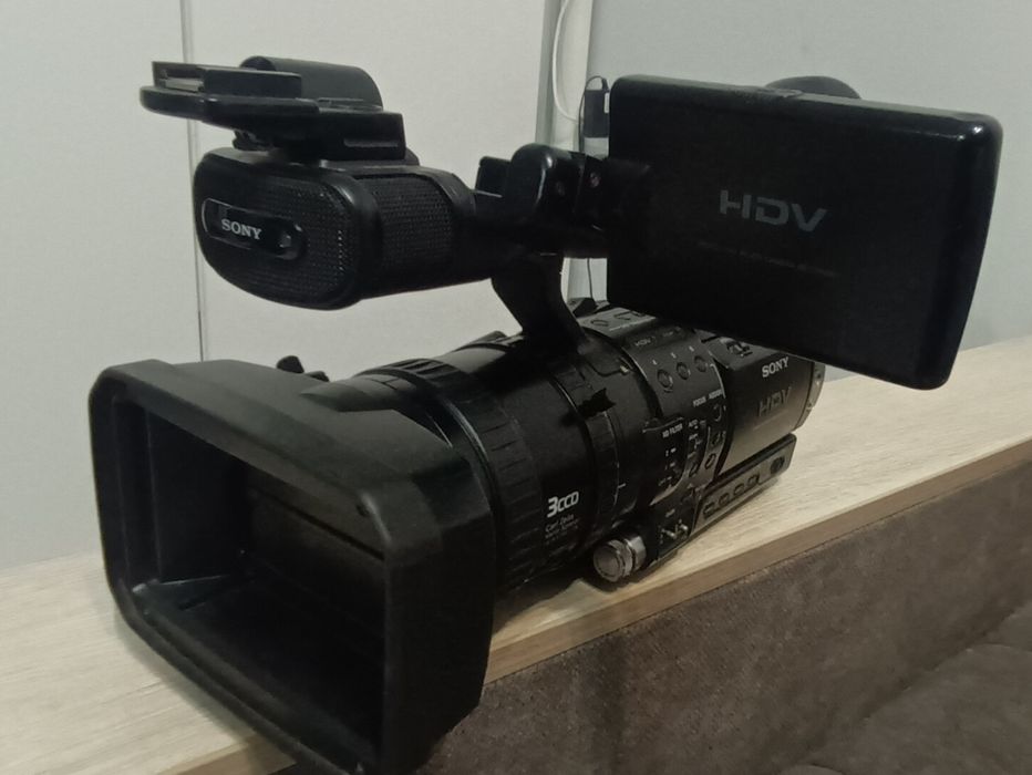 Продаю видеокамеру SONY HDV Z-1E