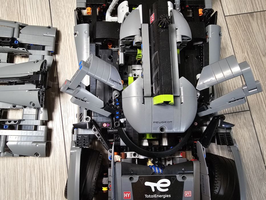 Machetă LEGO Peugeot 9x8 Hypercar Hybrid,  24h Le Mans