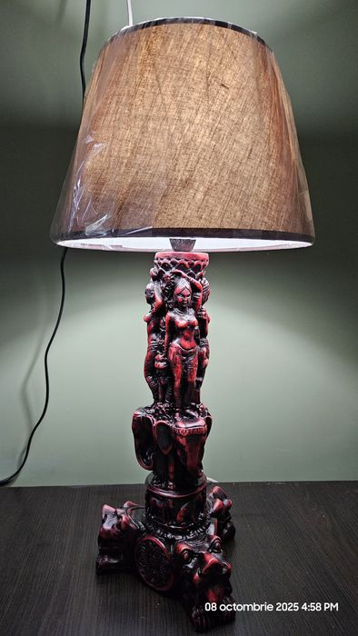 Lampă decorativă cu motive inspirate din cultura indiană sau asiatică.