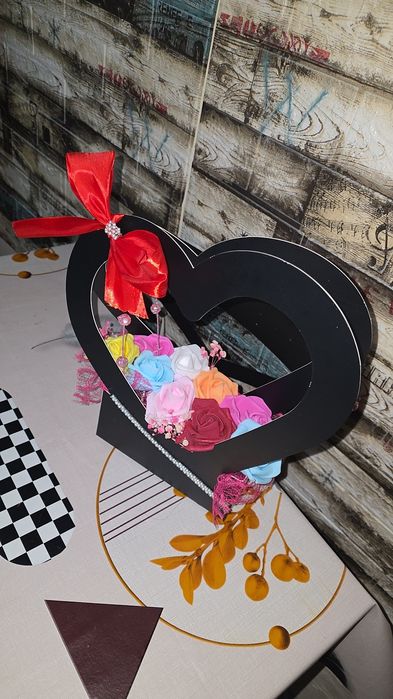 Cutie cu trandafiri din spumă