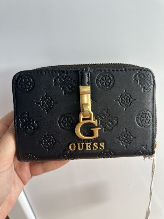 Дамски портфейл Guess черно със златно