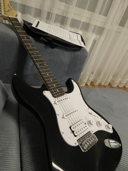 Электро гитара levinson и комбоуселитель levinson