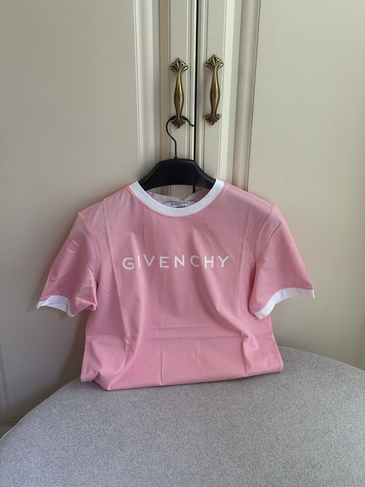 Продаи женскую футболку Givenchy