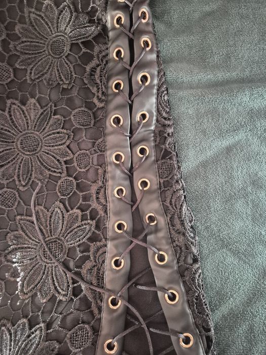 Rochie neagra din dantela cu ocheti