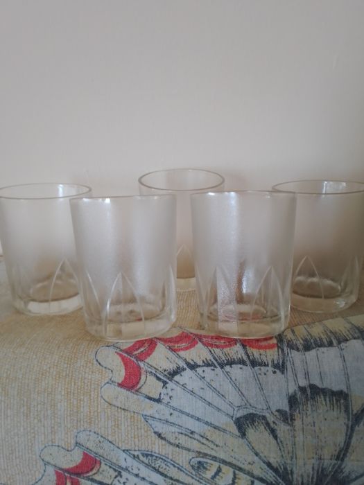 Стъклени чаши за вода и безалкохолно