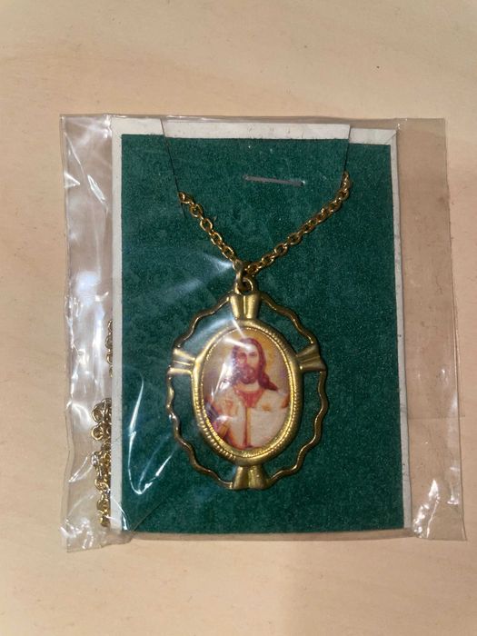 Продавам синджирчета с кръстчета и богородици.