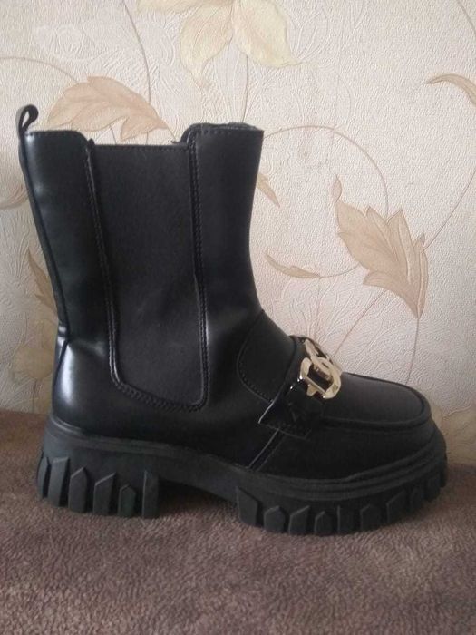 продам женские ботинки