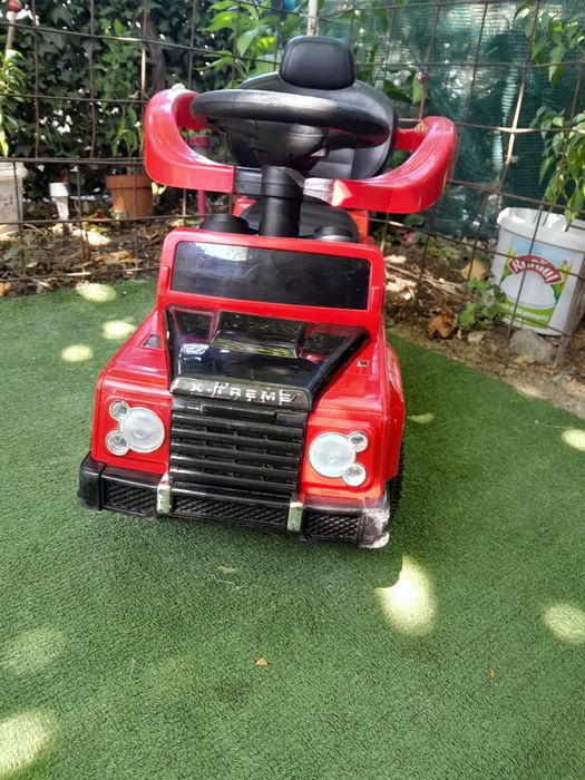 Masina copii canta si claxoneaza