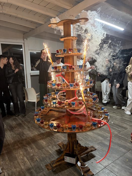 Oglindă magică+guestbook, platforma 360, fum greu, baloane cu fum,artificii reci, tort shot-uri/ cabina londoneza+audiobook/etilotest/ manechine